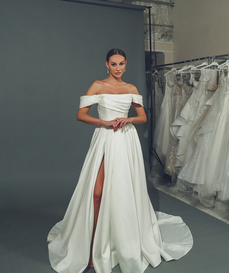 Пышное свадебное платье с разрезом