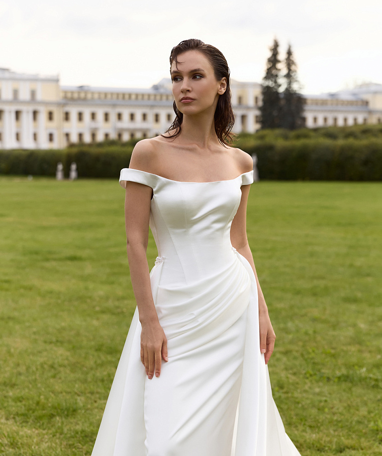 Элегантное атласное платье со шлейфом и драпировкой