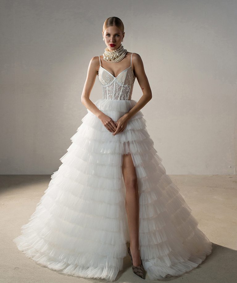 Свадебное платье с многоярусной юбкой и кружевом на корсете