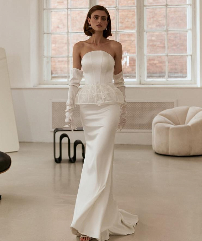 Атласное свадебное платье с кружевной баской