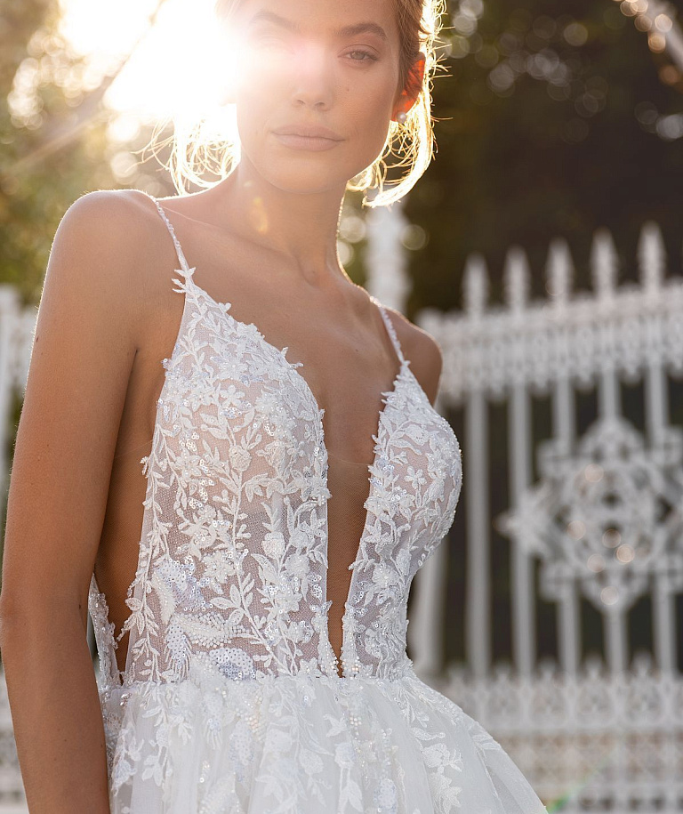 Сверкающее платье с декольте и открытой спиной