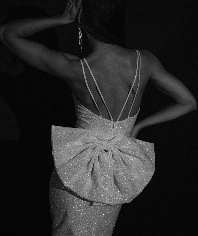 Короткое свадебное платье с бантом