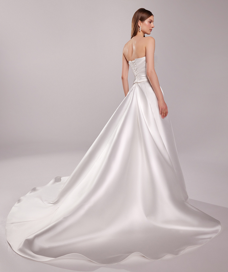 Пышное свадебное платье из микадо с драпировкой на корсете