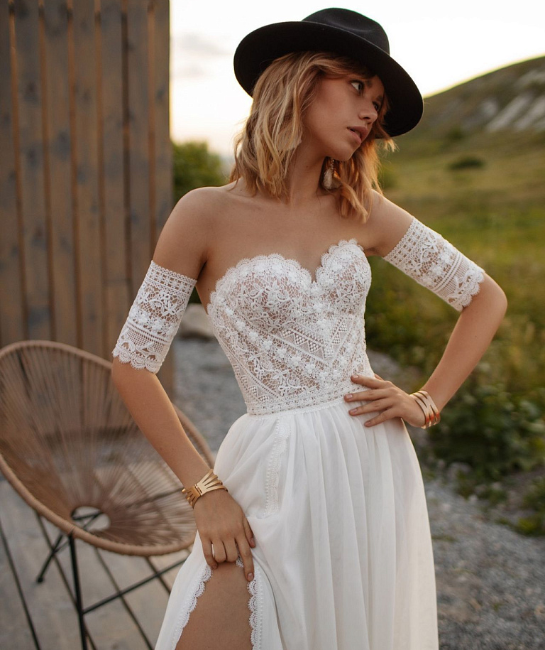 Стильное свадебное платье бохо с разрезом