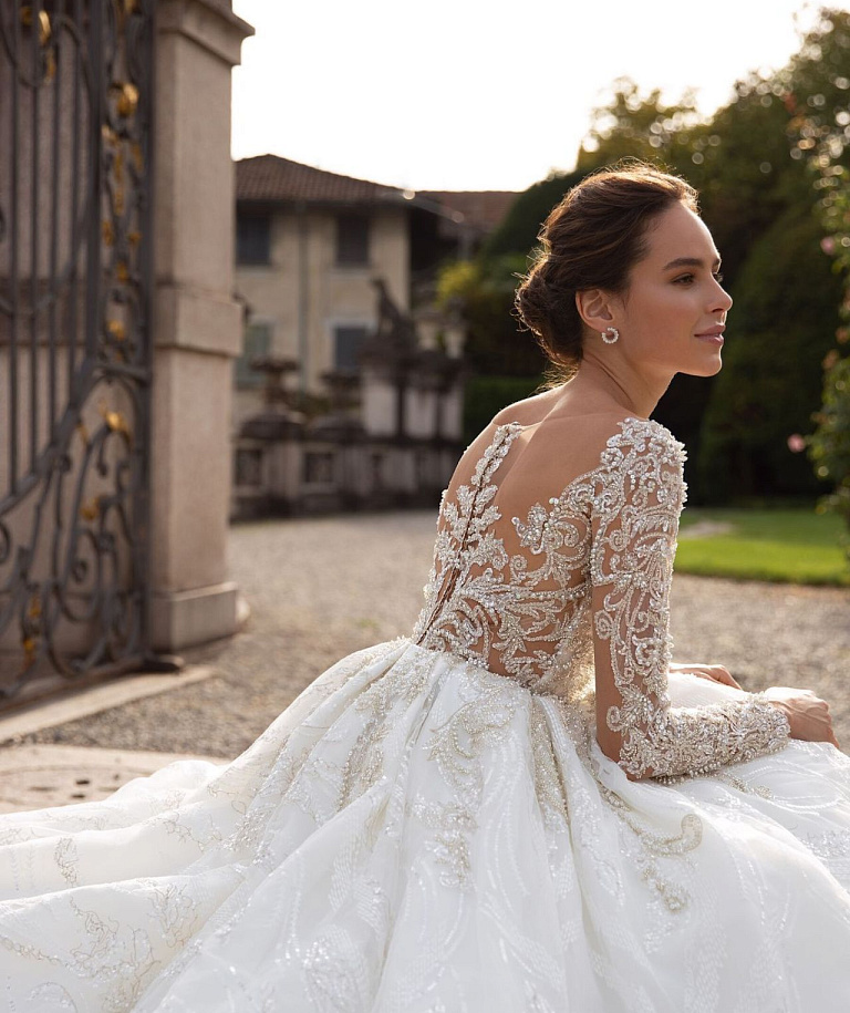 Свадебное платье с кружевными рукавами, расшитое жемчугом и стеклярусом