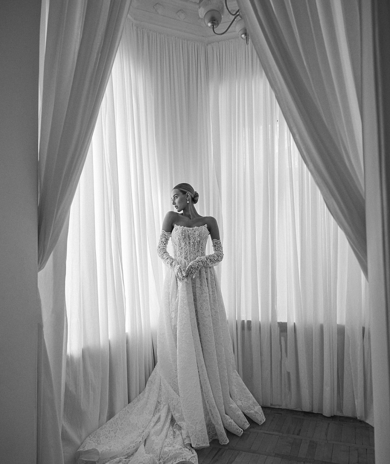 Кружевное корсетное свадебное платье с перчатками