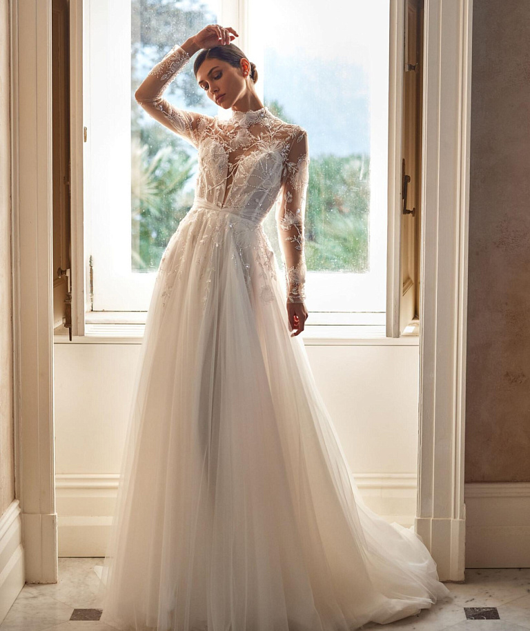 Закрытое свадебное платье в цветочном кружеве