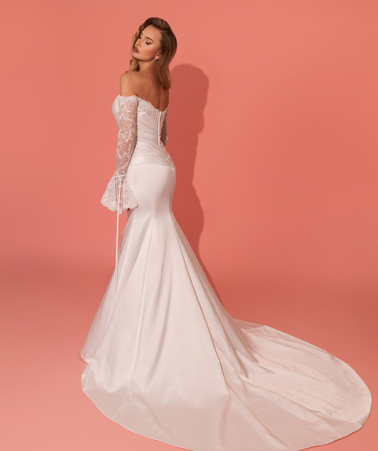 Атласное свадебное платье рыбка с кружевными рукавами-клёш
