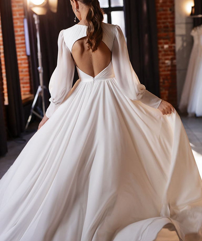 Струящееся свадебное платье с объемными рукавами