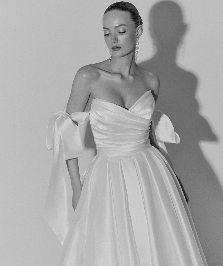 Атласное свадебное платье с бретелями-бантами