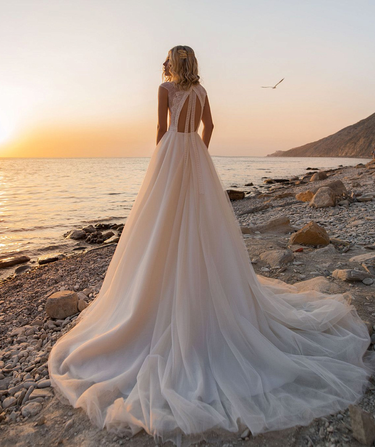 Легкое свадебное платье с открытой спиной