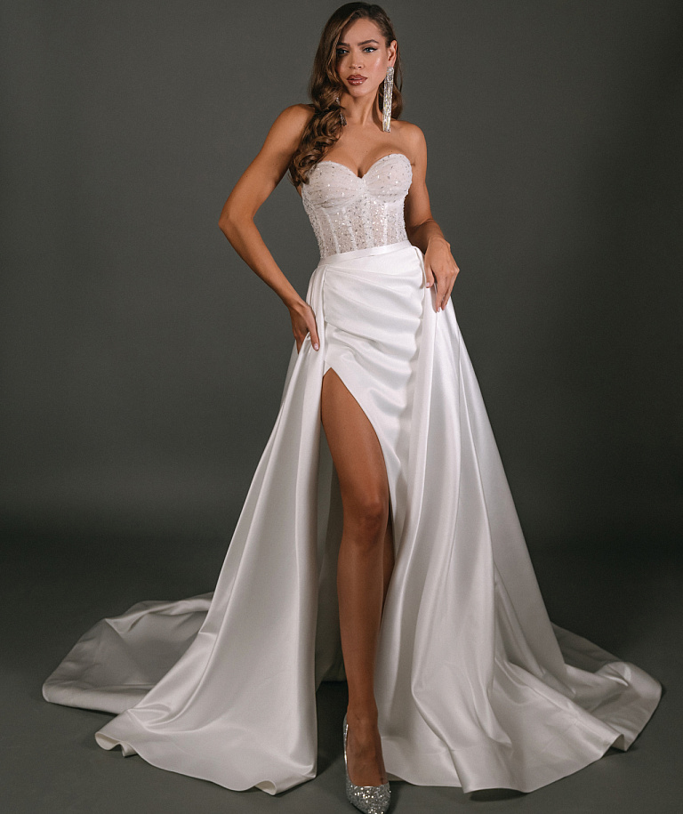 Свадебное платье со сборкой и разрезом на юбке