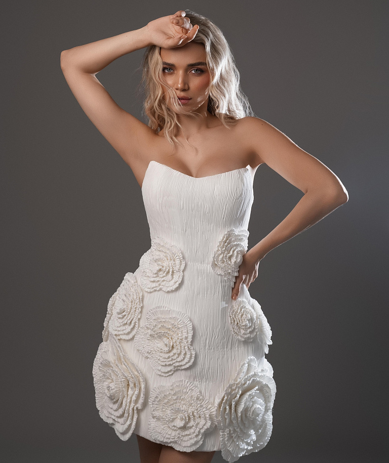 Короткое свадебное платье с 3D цветами