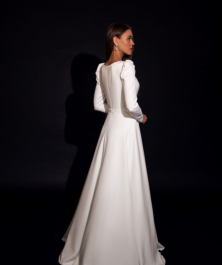 Лаконичное свадебное платье с квадратным вырезом