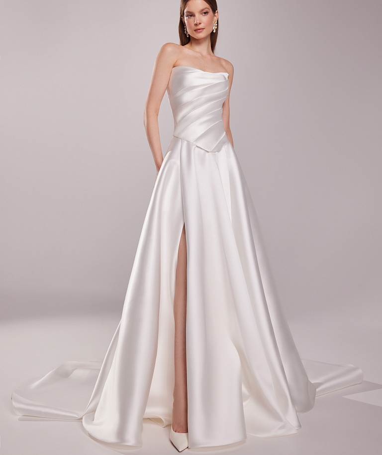 Пышное свадебное платье из микадо с драпировкой на корсете