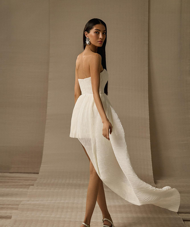 Свадебное платье мини из ткани плиссе