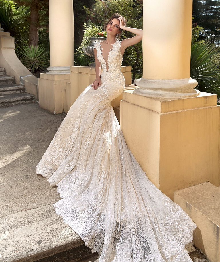 Кружевная русалка с красивым декольте