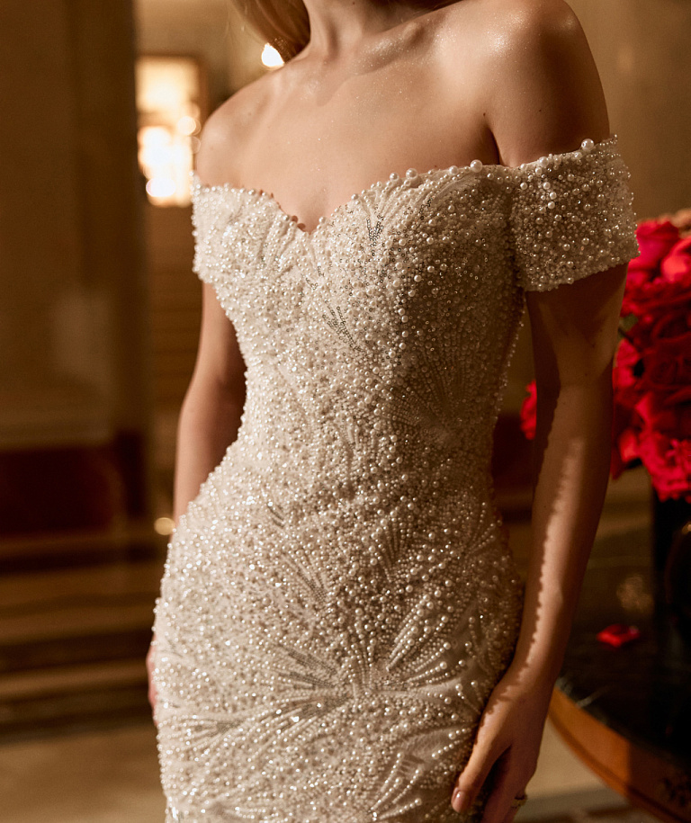 Роскошное облегающее свадебное платье с открытыми плечами