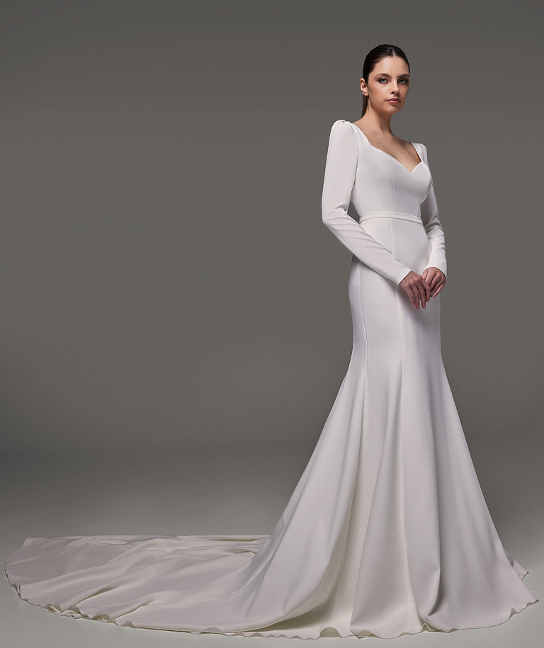 Лаконичное сваебное платье из крепа