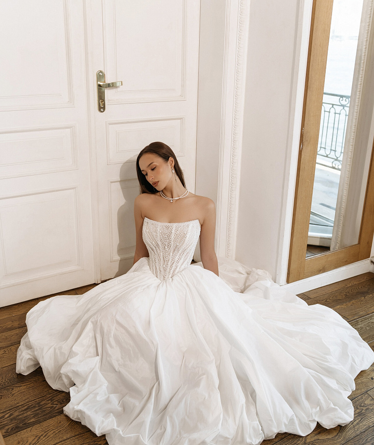 Платье с расшитым корсетом и юбкой из тафты