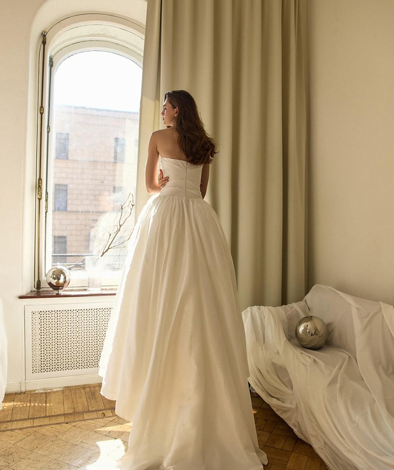 Пышное атласное свадебное платье с заниженой талией