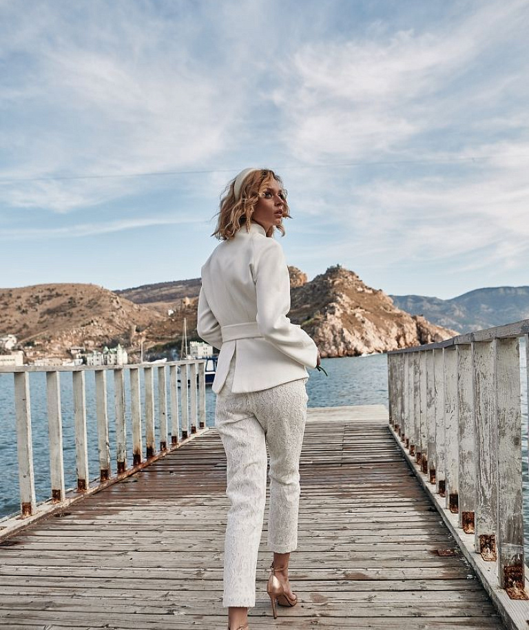 Белый жакет с поясом