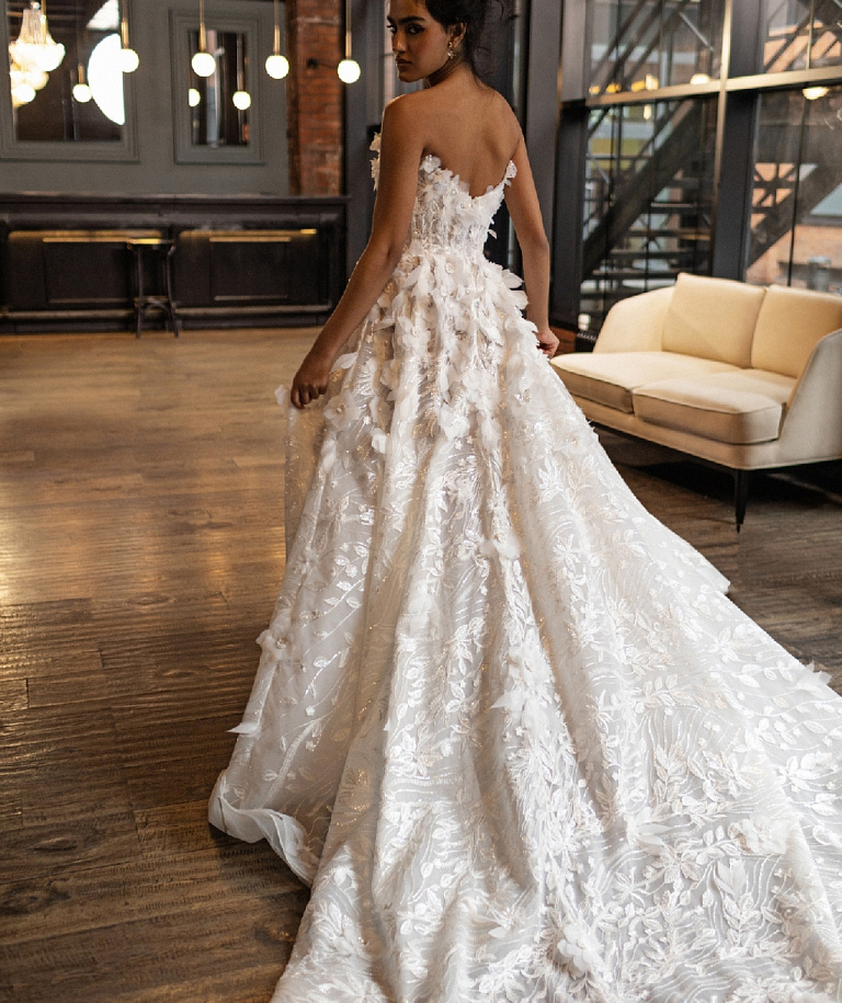 Стильное свадебное платье декорированное объемными цветами