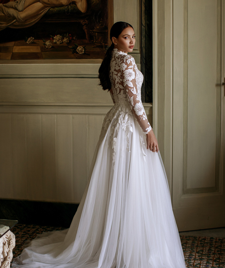 Кружевное свадебное платье с закрытым верхом