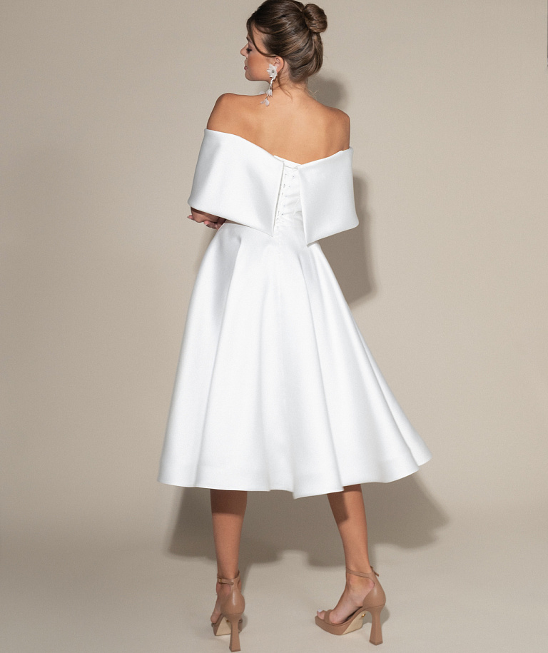 Атласное свадебное платье с карманами длины миди