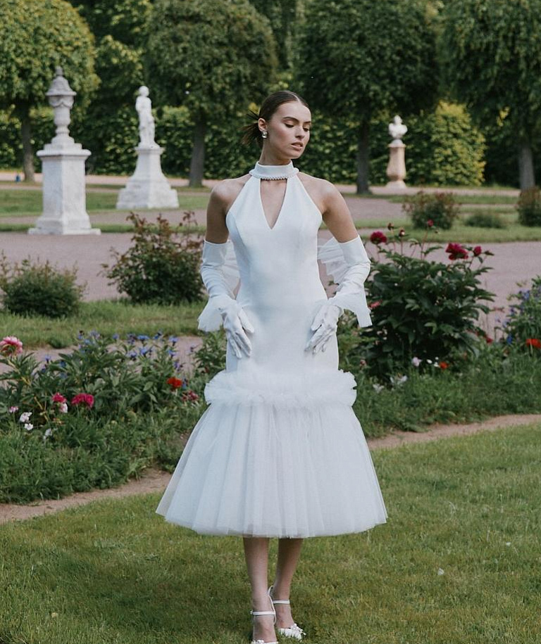 Облегающее свадебное платье с юбкой расклешенной ниже бедер