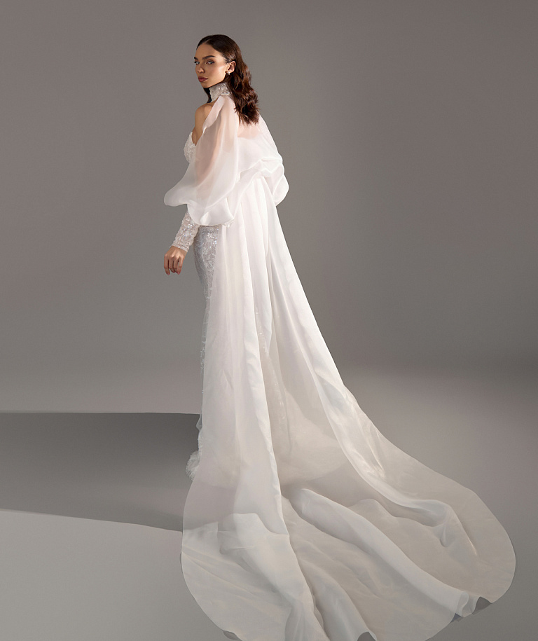 Кружевное свадебное платье с кейпом