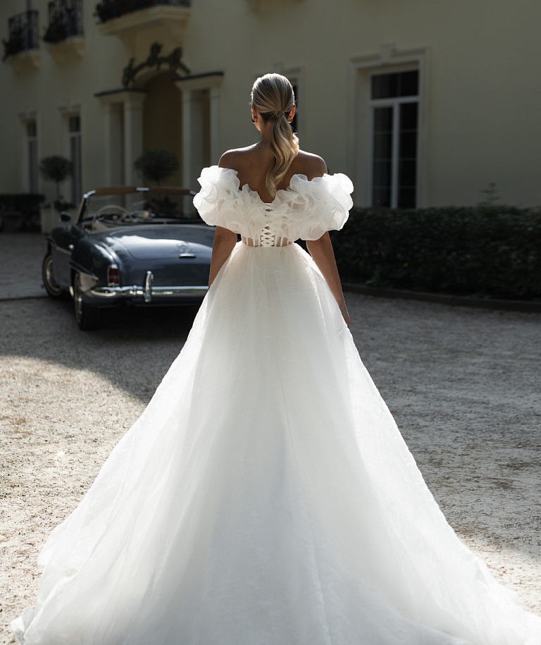 Воздушное свадебное платье с необычным корсетом