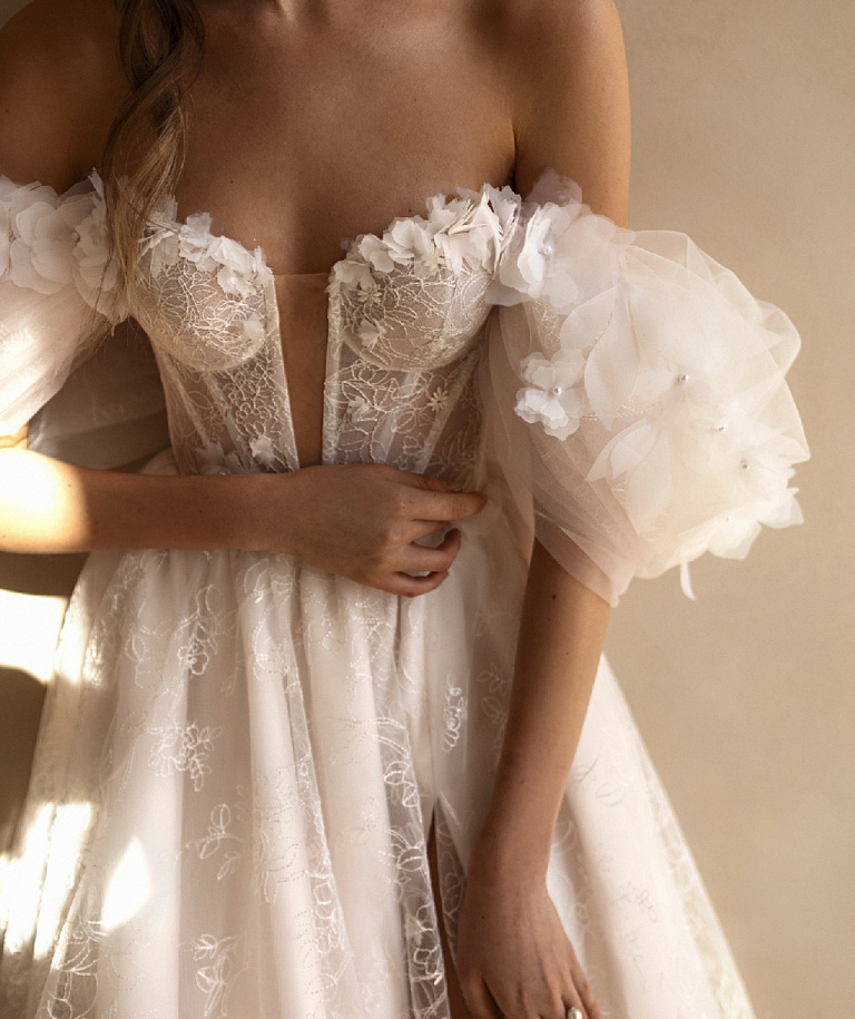 Кружевное свадебное платье с объемными цветами