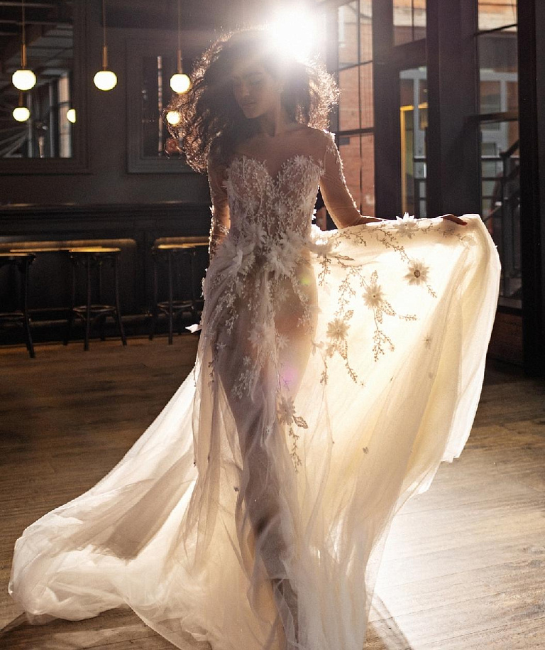 Дизайнерское свадебное платье с объемными цветами