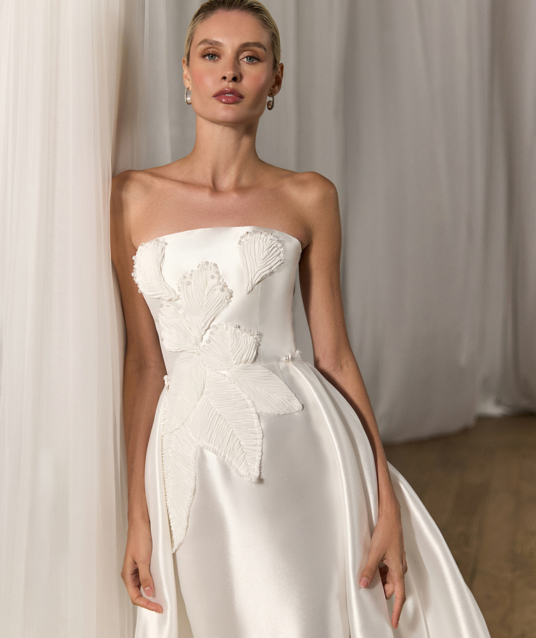 Элегантное платье из микадо с декором из цветов и съемным шлейфом