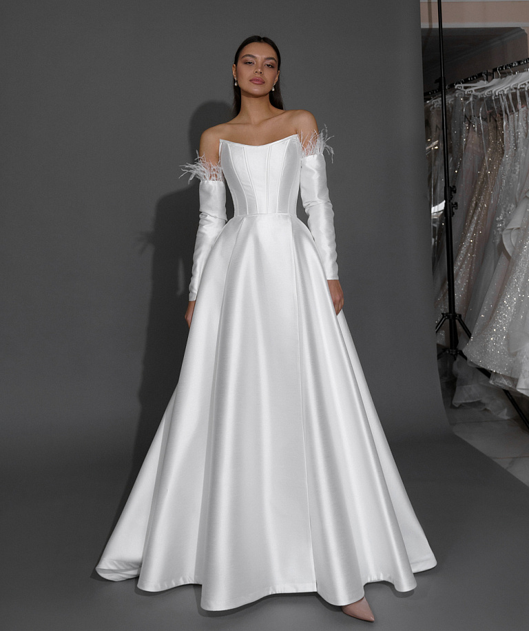 Атласное свадебное платье на корсете с митенками