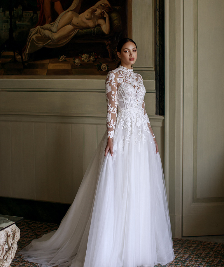 Кружевное свадебное платье с закрытым верхом