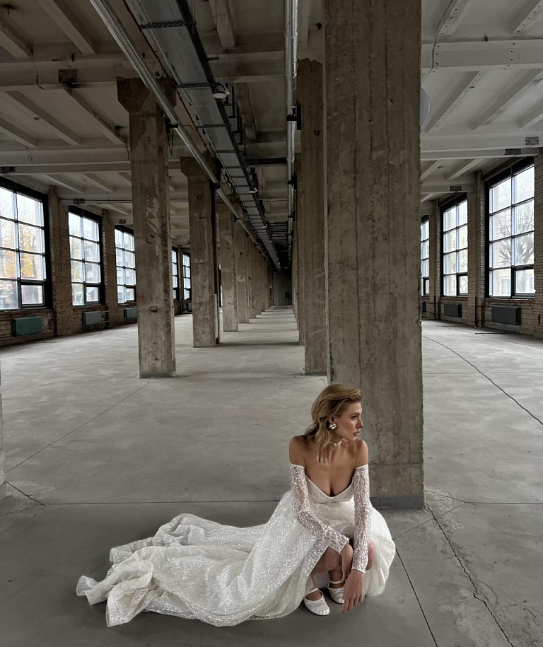 Роскошное мерцающее свадебное платье с рукавами