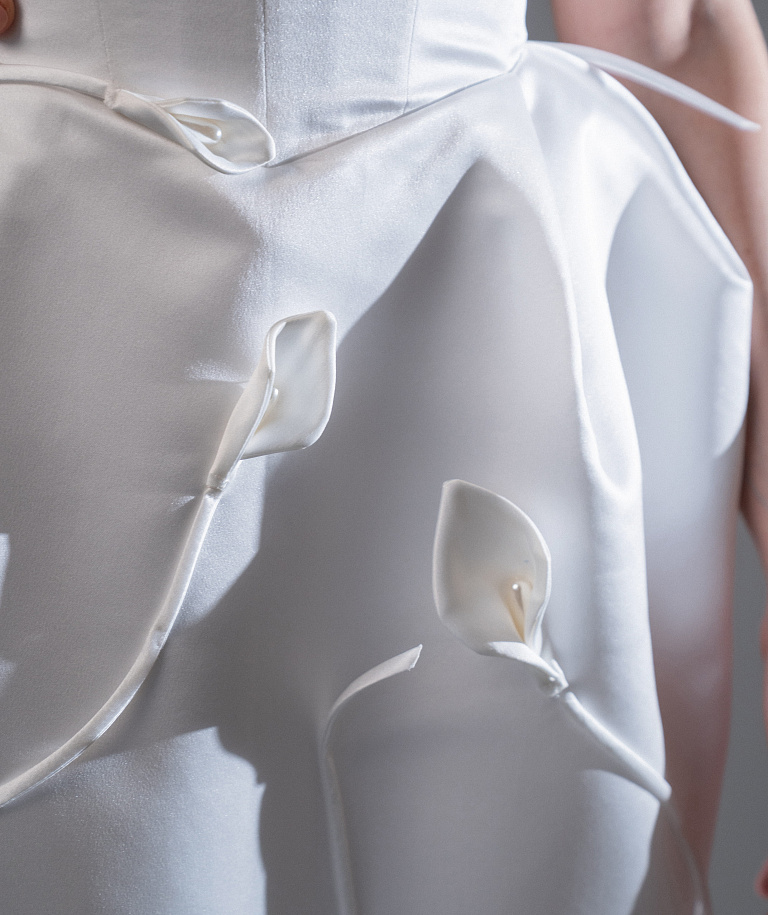 Атласное свадебное платье-футляр с каллами