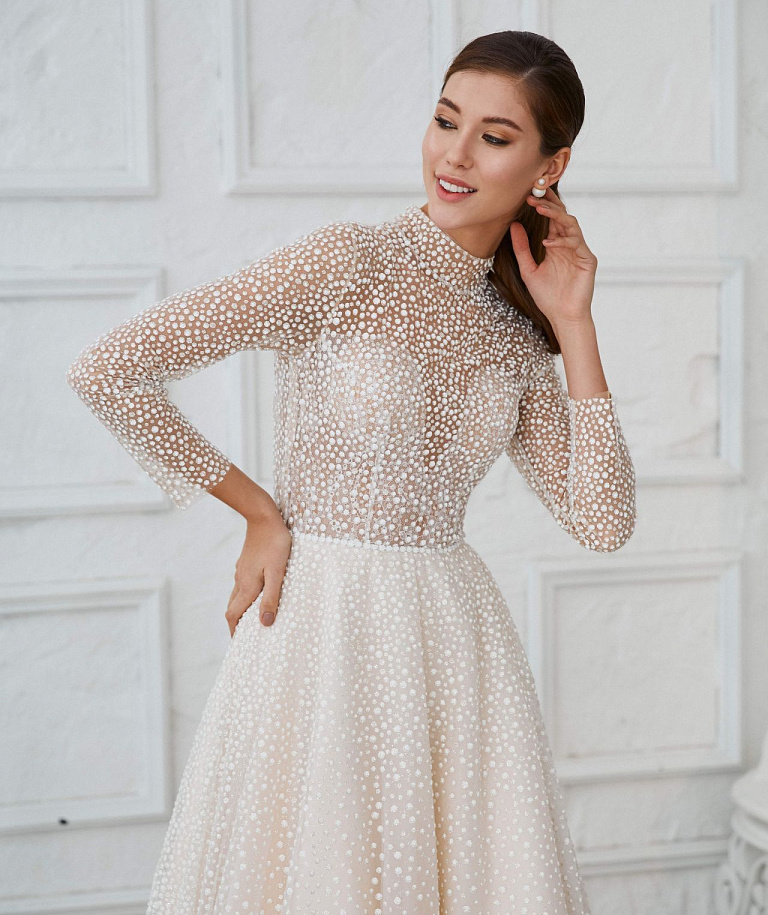 Закрытое блестящее свадебное платье с рукавами