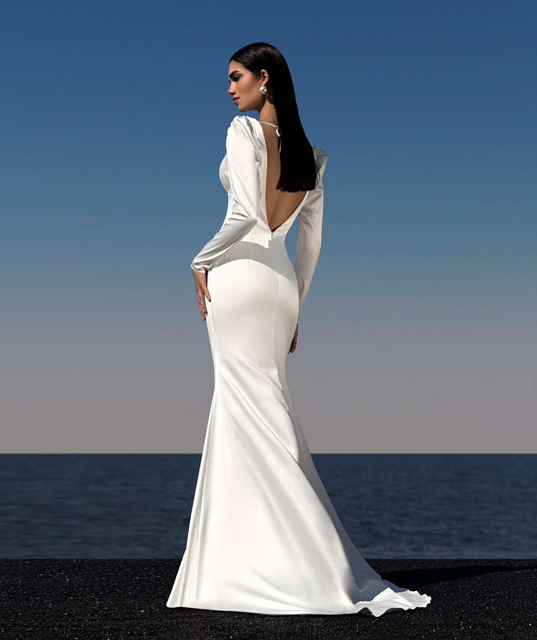 Атласное свадебное платье рыбка с рукавами и открытой спиной