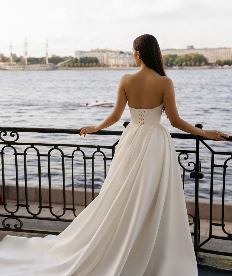 Атласное свадебное платье с объемной вышивкой