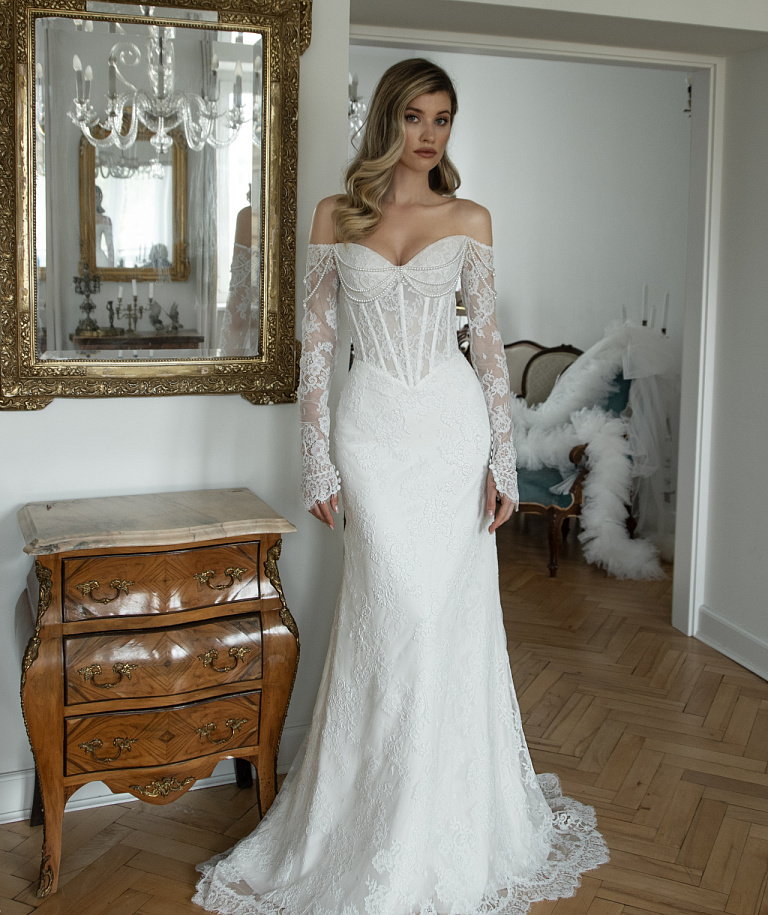 Кружевное свадебное платье рыбка с декором из бус