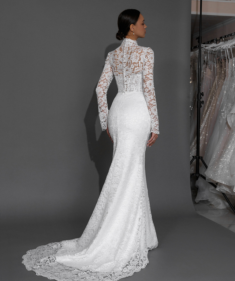 Белое кружевное свадебное платье с рукавами