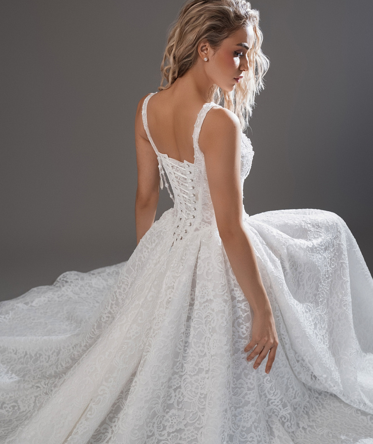 Кружевное свадебное платье с квадратным вырезом