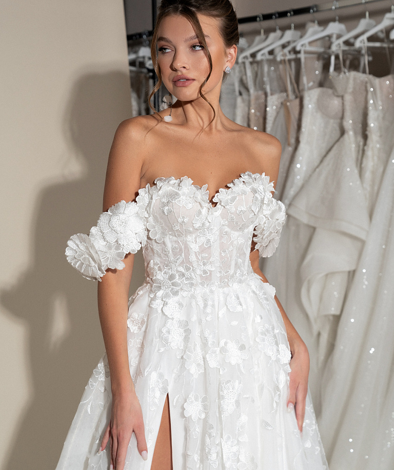 Нежное свадебное платье с разрезом