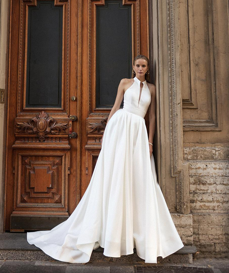 Атласное свадебное платье с воротником-стойка