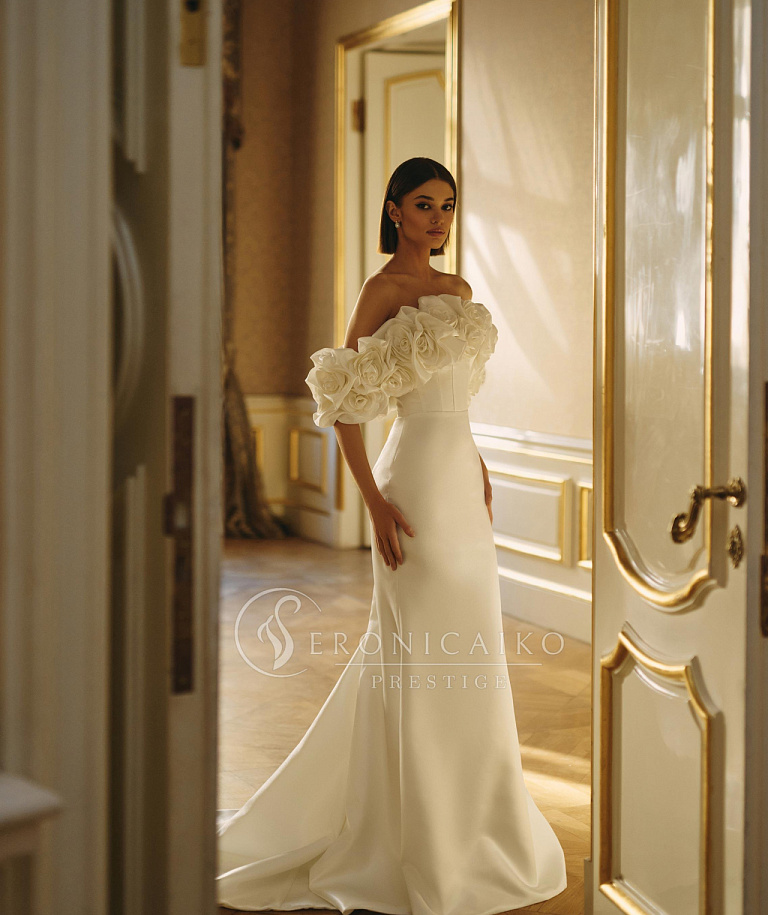 Роскошное свадебное платье с цветочным декором