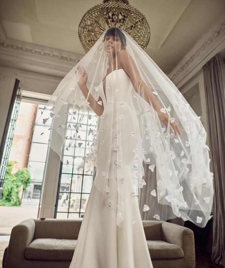 Свадебная фата расшитая объемными цветочками