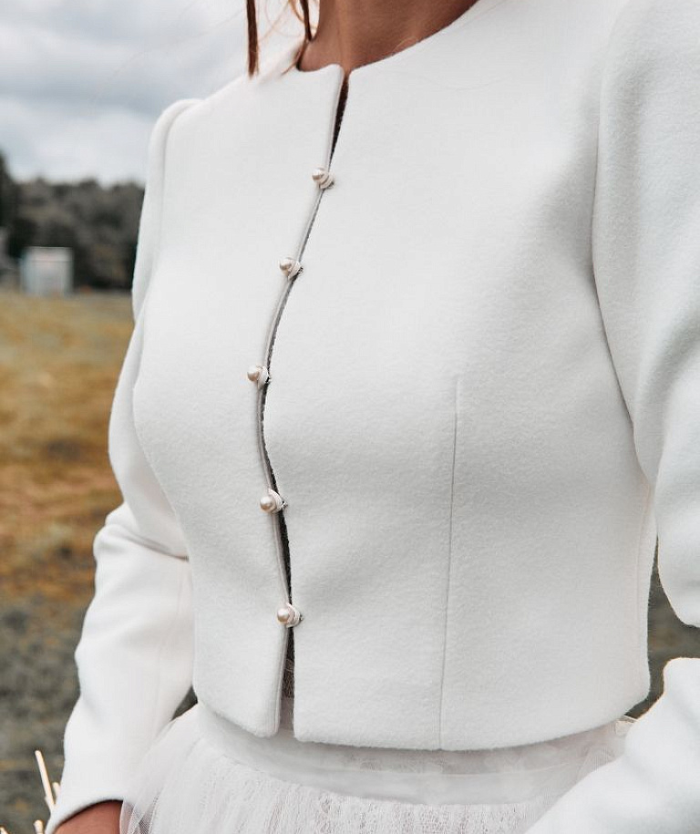 Белый жакет с длинным рукавом